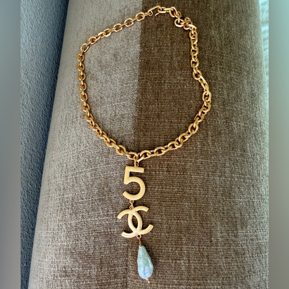 ✨Vintage Chanel No.5 CC Baroque Pearl Drop Necklace Gold Tone ✨ - Picture 3 of 13